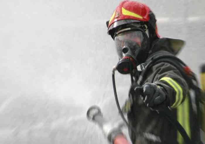Esplosione e fiamme in via Giardini: Vigili del Fuoco salvano anziano