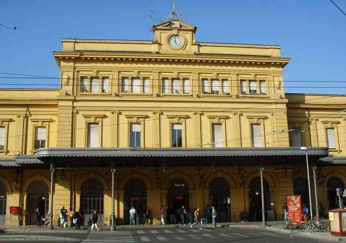 Rapinato e picchiato da tre nordafricani in Piazza Dante