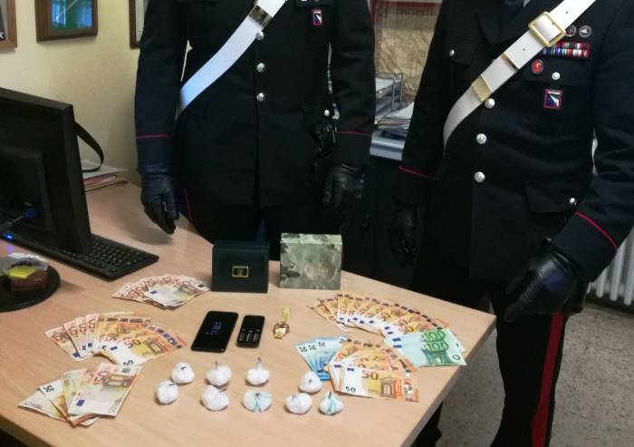 Blitz in casa dello spacciatore: 90 grammi di coca sequestrata