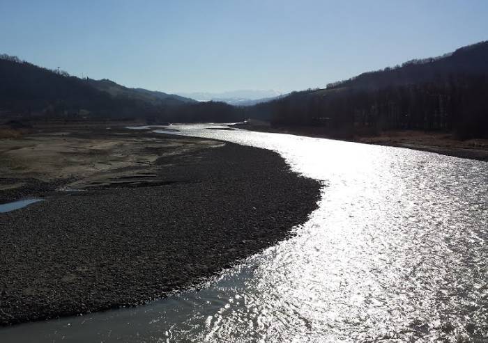 Si butta in Secchia per salvare il cane, i pompieri salvano entrambi