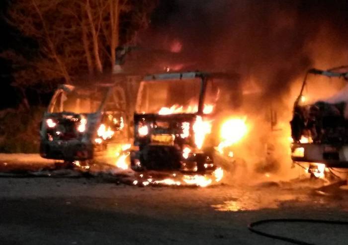 San Cesario, esplosioni e fiamme al frantoio: distrutti tre camion