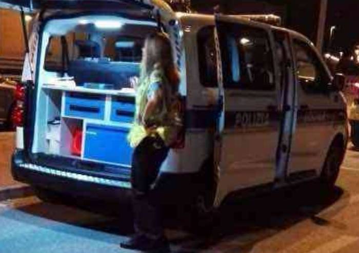 Cenano e se ne vanno, i vigili li fermano e fanno saldare il conto
