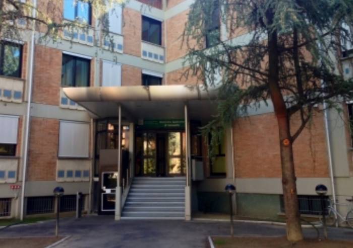Si stacca finestra alla sede Ausl ex Villa Fiorita: ferita dipendente
