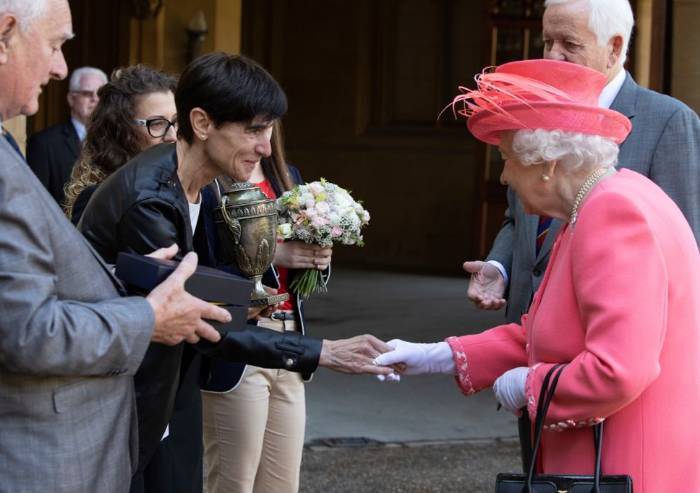 La coppa di Dorando Pietri ieri al cospetto della regina Elisabetta
