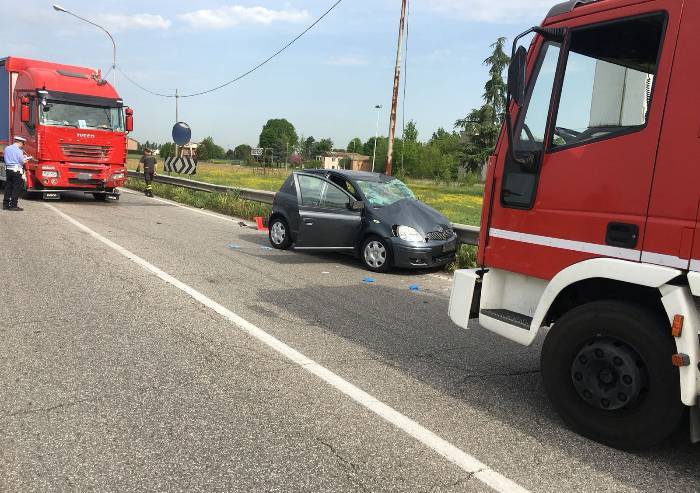 Scontro auto e camion alla Cavazzona, un uomo è grave