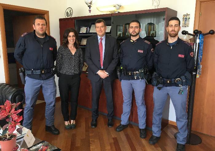 Aggredisce e ferisce un poliziotto: arrestato 33enne tunisino