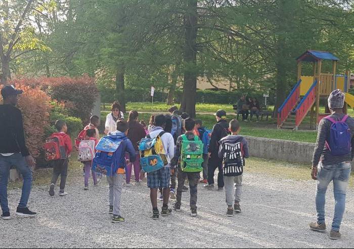 Giovani richiedenti asilo accompagnano i bimbi a scuola