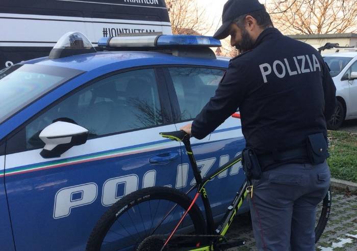 Sorpreso dalle telecamere mentre ruba una bici: denunciato