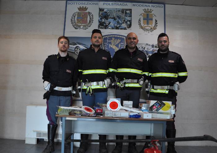 Bloccata in autostrada auto di una banda di ladri: tre in fuga