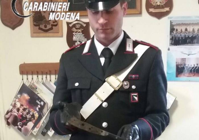 In auto con la mannaia: denunciato marocchino