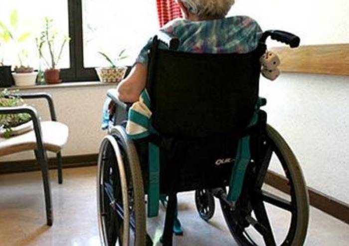 Anziana sola e invalida denuncia e 'allontana' il figlio 'sbandato'