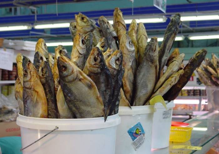 Polli e pesce affumicato venduto abusivamente: sequestro al mercato