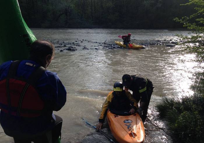 Vigili del fuoco salvano 5 canoisti