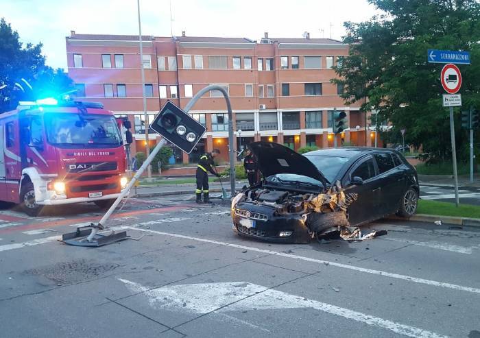 Incidente a Maranello, distrutto impianto semaforico