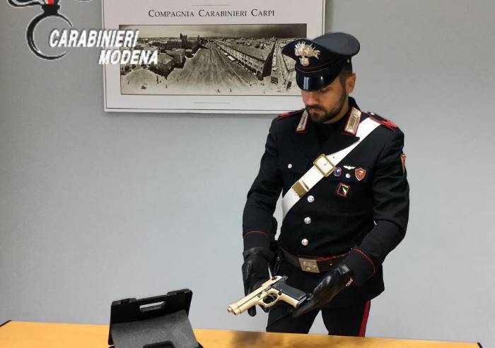 Minaccia di uccidersi per convincerla a fidanzarsi con lui: denunciato