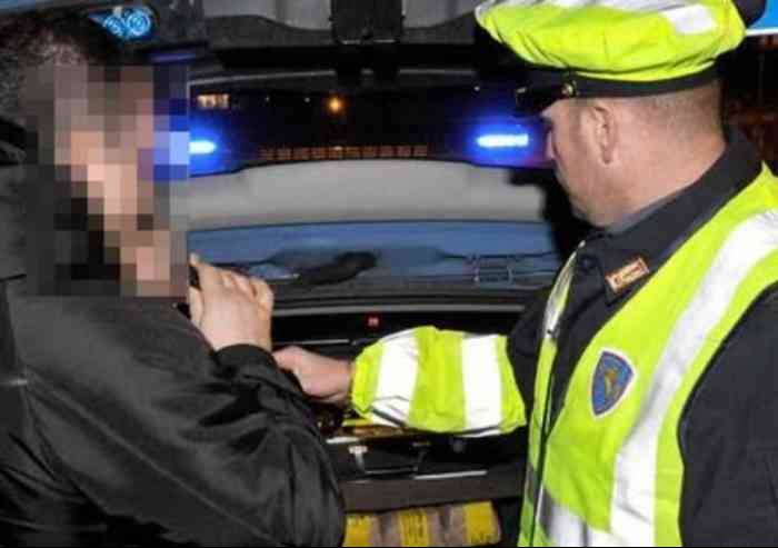 Per evitare alcoltest scende dall'auto e la spinge