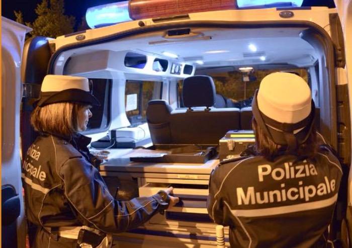 Per evitare alcol test scende dall'auto e la spinge