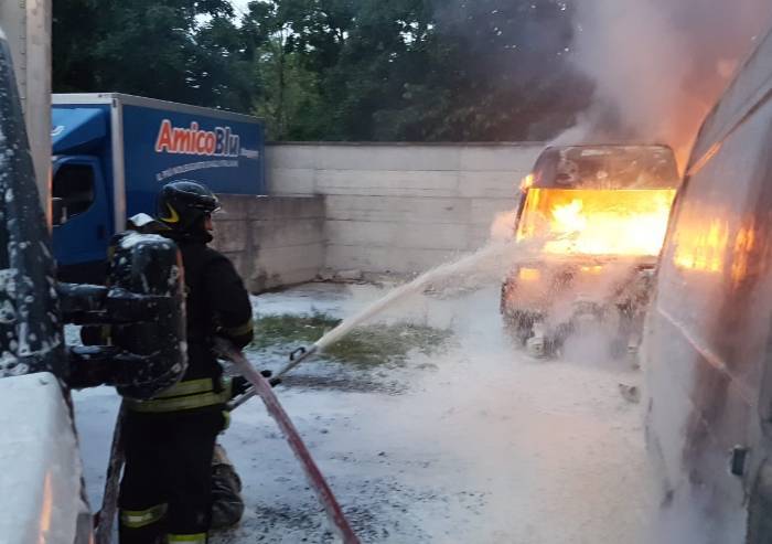 Rogo all'alba, distrutti dalle fiamme 9 furgoni