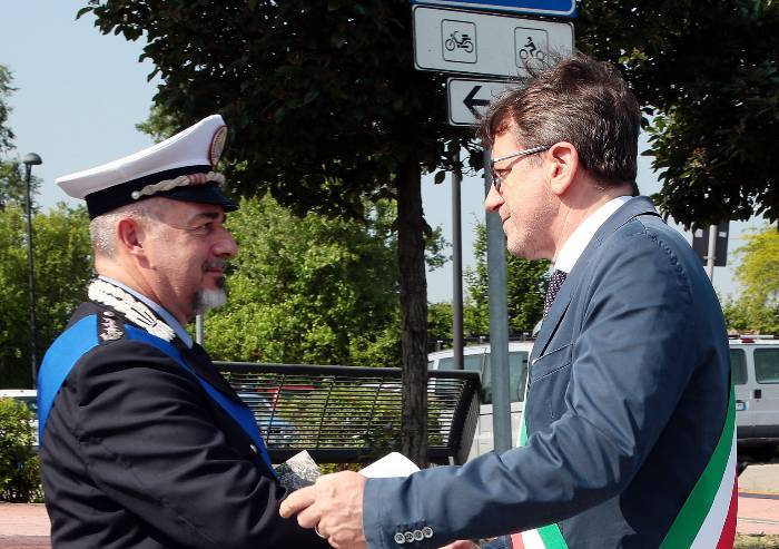 Vigili urbani, la festa di addio al comandante