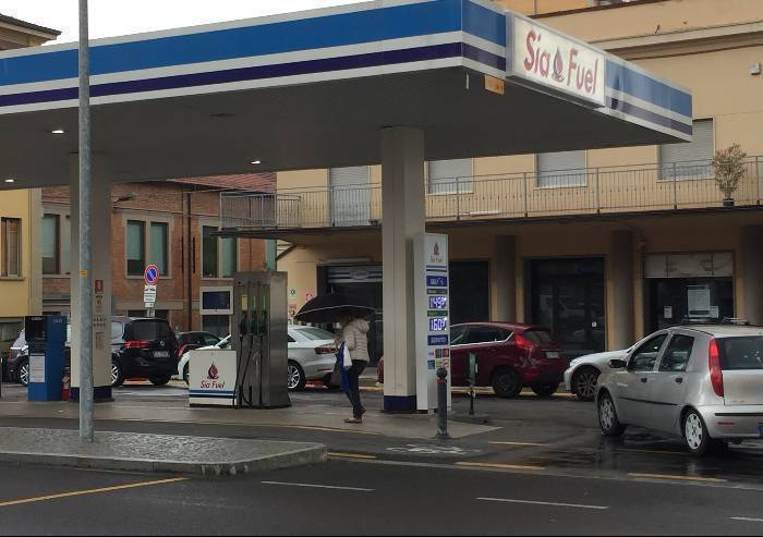 Distributore senza l'ok antincendio, il Comune scarica sul gestore