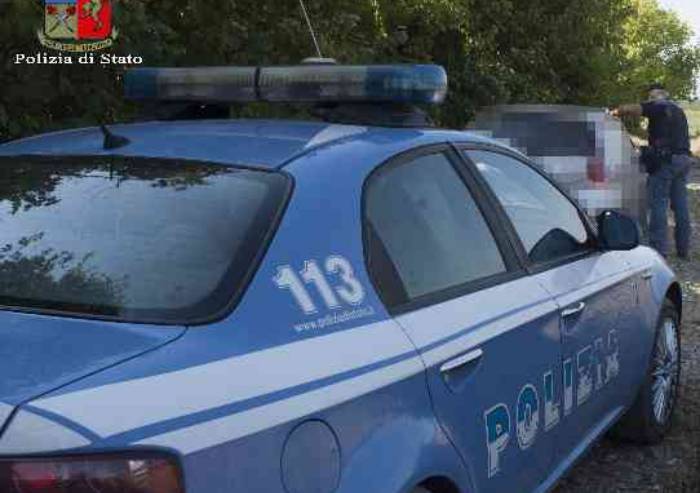 Minaccia l'ex moglie e picchia suo compagno: 55enne nei guai