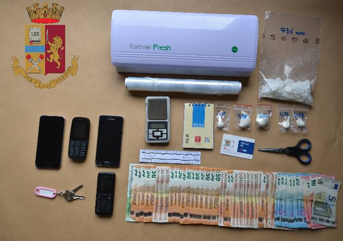 Arrestati due spacciatori con 2300 euro in contanti