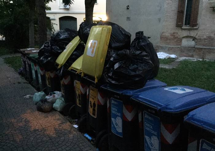 Bastiglia, immondizia e odori a due passi dal centro