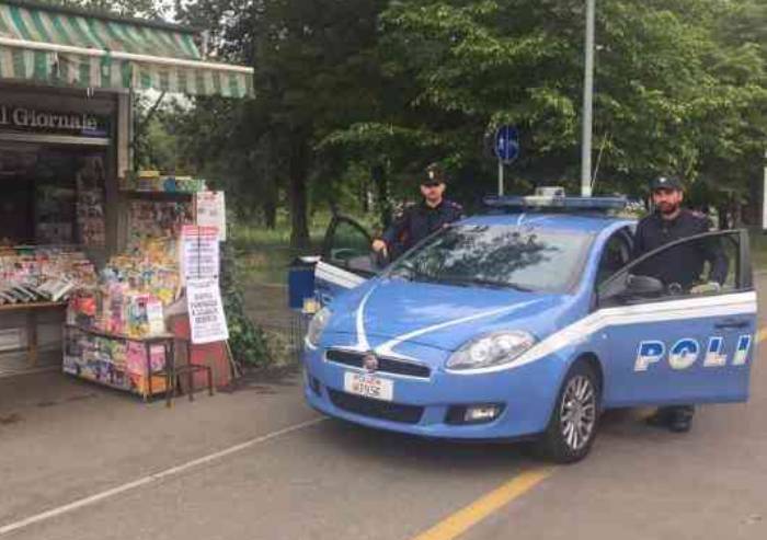 Trova 1.600 euro in un borsello e li consegna alla Polizia