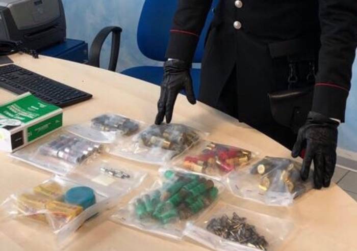 Nascondeva munizioni nell'auto della ex moglie per metterla nei guai