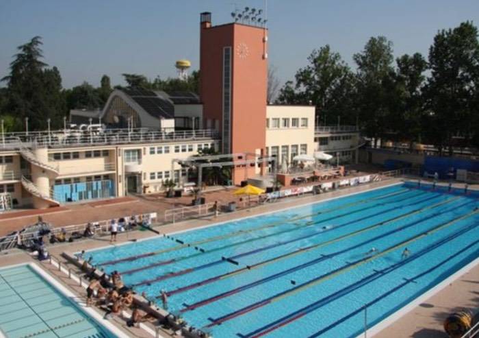Rissa in piscina alle Dogali e spunta una mazza da baseball