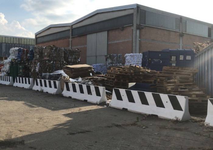 Incendio in azienda di riciclo rifiuti