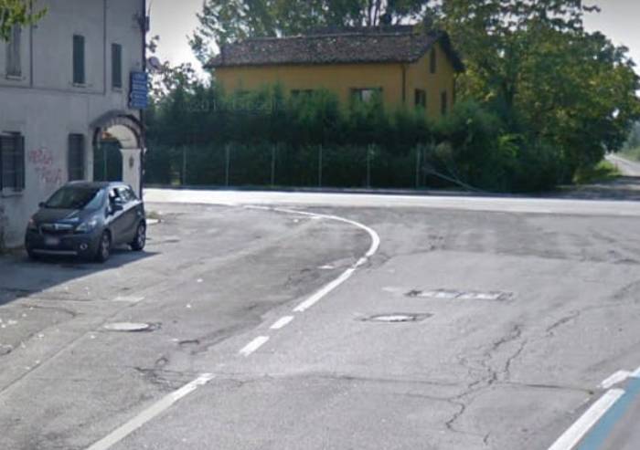 Cadavere con ferite su tutto il corpo all'interno di una Bmw
