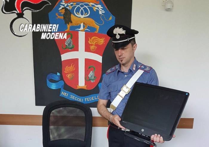 Computer e sedia girevole rubate trovate a casa di un marocchino