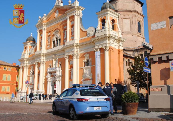 Minaccia il vicino di sparargli alle gambe. E in casa ha due fucili