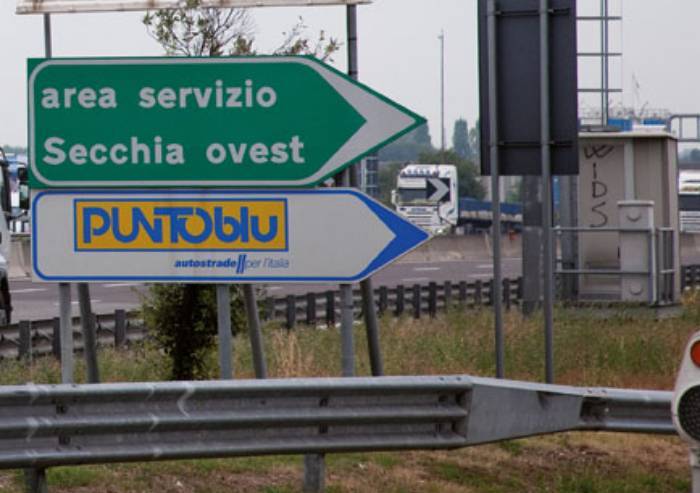 Rissa fra camionisti ubriachi in area di servizio: due arresti