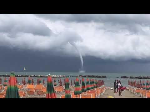 Tromba marina a Cattolica, timore e stupore tra i bagnanti