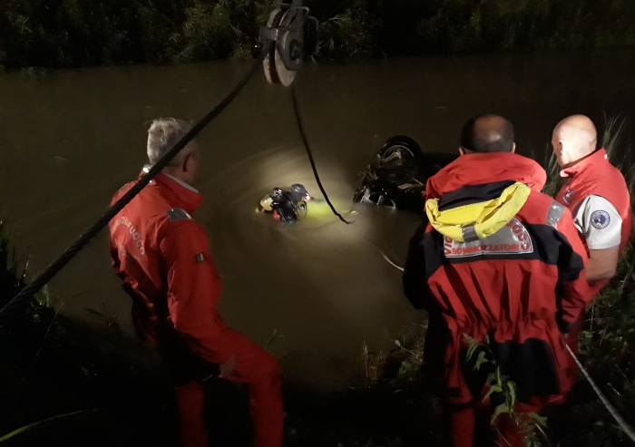 Nel canale con l'auto: salvato. Intervengono i sommozzatori