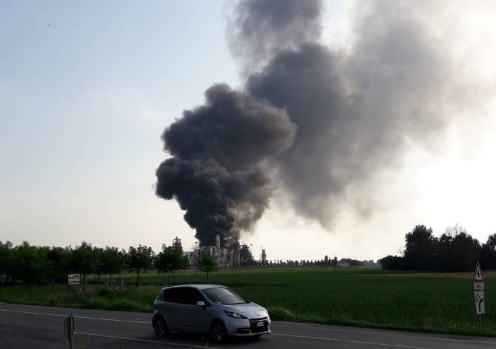 Incendio alla Ecobloks di Finale Emilia, paura per rischio ambientale