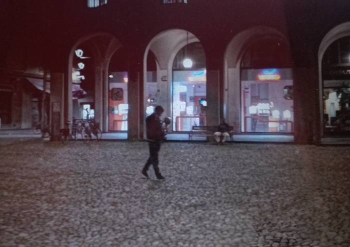 Aggredisce la dipendente e ruba cellulare da negozio in Piazza Grande