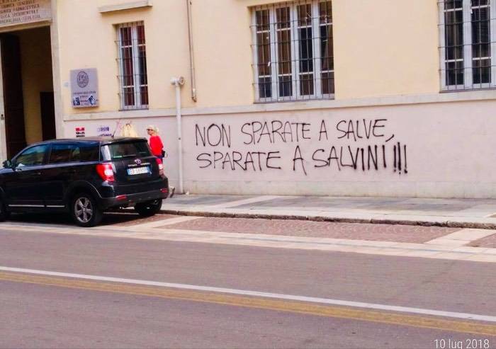 Parma, 'Non sparate a salve, sparate a Salvini'. Lui: non ho paura