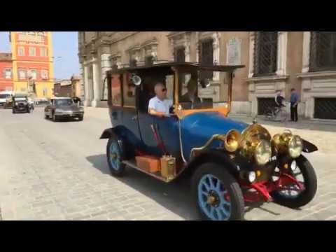 Bolidi d'epoca, festa in piazza Roma