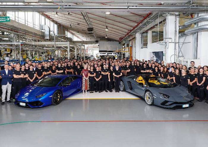 Lamborghini festeggia l'Aventador numero 8.000