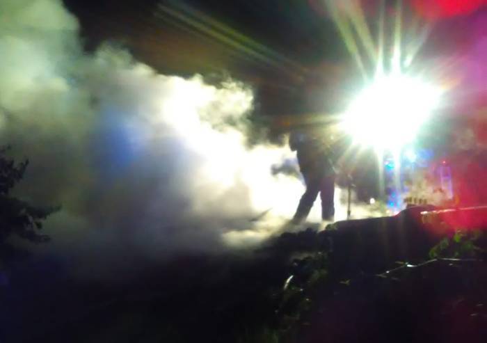 Zocca, brucia catasta di legna, Vigili impegnati tutta la notte