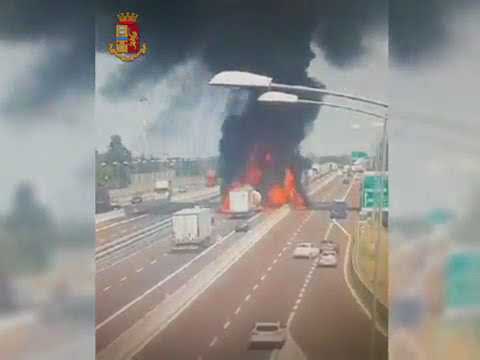 Bologna, esplode camion in tangenziale: un morto e decine di feriti