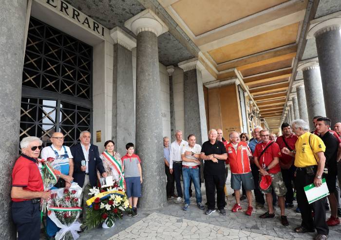 Enzo Ferrari, l'omaggio alla tomba di famiglia