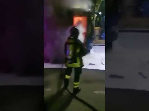 Castelfranco, tre roghi nella notte: distrutte 4 auto e un bus