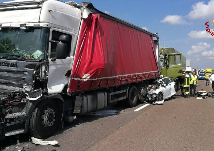 Auto schiacciata tra due camion in A22: due feriti gravi