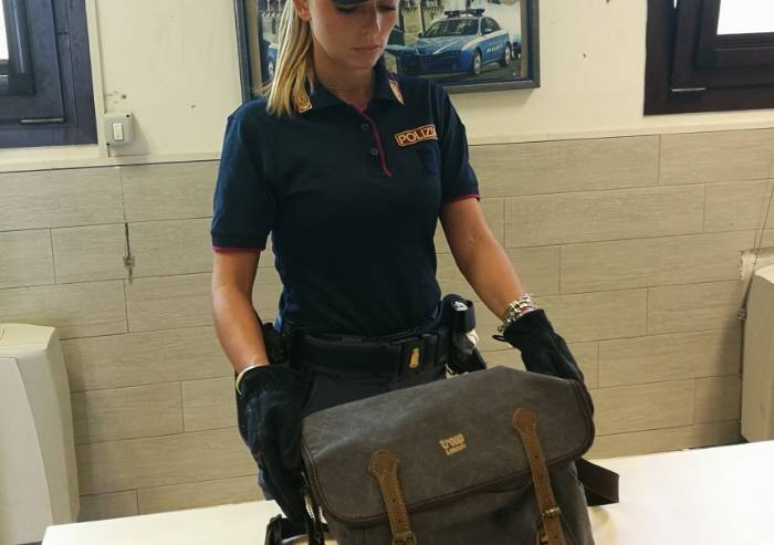 Ruba tre paia di occhiali all'extracoop con borsa schermata: fermato