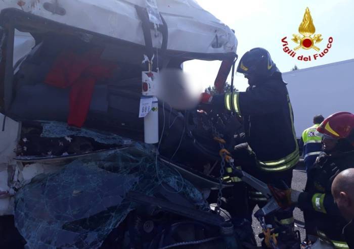 Tamponamento tra camion in autostrada: autista estratto dalle lamiere