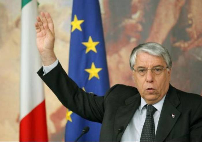 Giovanardi a presidente del Senato: 'Taglio vitalizi è olio di ricino'